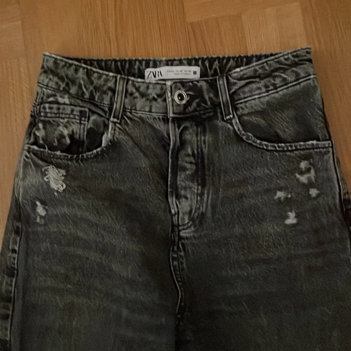 Svarta ZARA jeans med slitna detaljer - 90