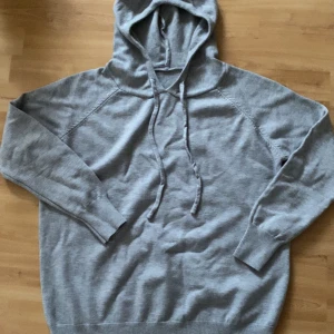 100% Merinoulls hoodie - S i storlek men den är väldigt liten för S skulle säga att den passar XS perfekt. Köpte från Veraniclrohing inget märke på den dock. Väldigt snygg o skön tröja. Aldrig använd 