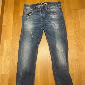 LIU JO Jeans - Säljer nu dessa riktigt feta och sällsynta liu jo jeans från italien i storlek 28. Byxorna är i bra skick och passar runt 165-170cm. Nypris på dessa ligger på runt 2000kr, mitt pris 799. Skriv vid fler frågor eller funderingar🤙