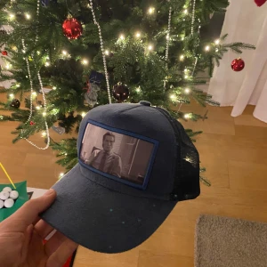 Blå Velvet keps från Contore - Skön keps med den manligaste av dom alla på framsidan. Bekväm, 10/10 skick och en perfekt Julklapp helt enkelt. Köptes för 550, PRIS DISKUTERAS!