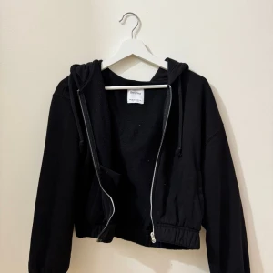 Svart zip up hoodie - Zip up hoodie. Mellan längd. Skriv för fler bilder.