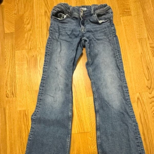 Blå jeans från Gina Tricot - Knappt använda. Bootcut. Inget slitet eller fel på byxorna. Skriv för fler bilder.