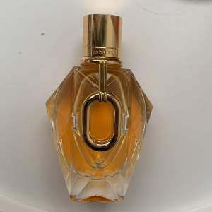 Million gold for her. Fick den i present och aldrig använd endast testad en gång. 90 ml ordinarie pris 1890. Jag säljer för 900. 