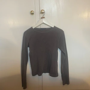 Randig långärmad tröja från Brandy Melville - Säljer en stilren och bekväm randig tröja från Brandy Melville. Tröjan är långärmad och har en klassisk rund halsringning ❣️