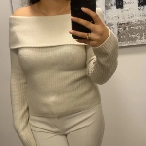 Off shoulder tröja - Från H&M , knappt använd och ser jätte bra ut 💞köpt för 299