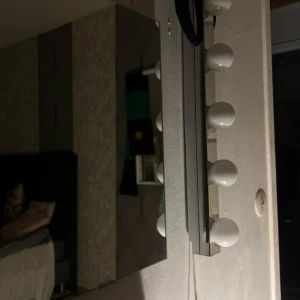 Sminklampa - Säljer mina sminklampor som jag köpte 2021, har tagit hand om dessa och rengjort dem med jämna mellanrum, nu ska jag bli av med dessa och kom gärna med förslag på pris, sminkspegel säljs också hör av dig vid intresse .