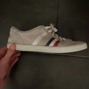 Moncler skor - Säljer nu mina moncler skor. Storleken på skorna är 43. Skorna är i bra skick men har inte några större fel på sig. Box medföljer ej.