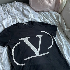 Svart t-shirt från Valentino - Snygg svart t-shirt från Valentino med stort vitt V-tryck på framsidan. Perfekt för en stilren look. Tillverkad i Italien. Nypris: ca 2500kr Skriv vid funderingar 💫✨