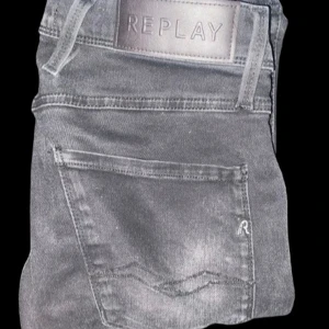 Replay jeans - Svarta replay jeans i storlek W28 L32, bara höra av dig om du har fler frågor eller funderingar!