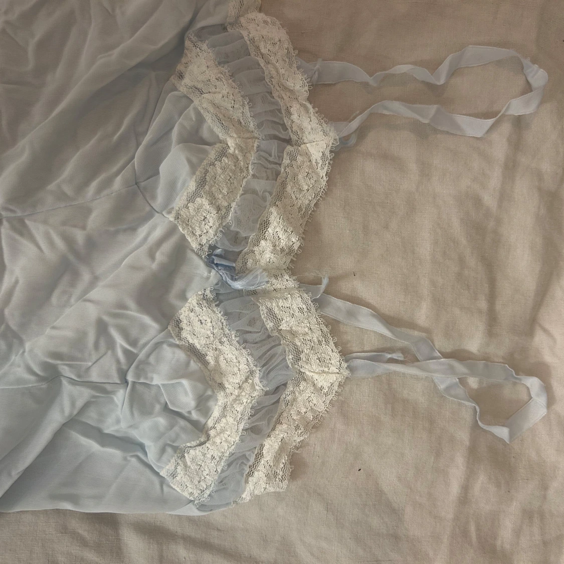 Ljusblå klänning med spetsdetaljer - 91