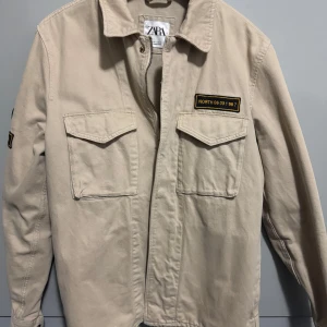 Beige overshirt från Zara - Beige overshirt/skjorta med dragkedja. I nyskick 