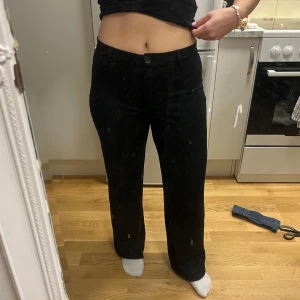 Svarta kostymbyxor Nelly - Svarta kostymbyxor från Nelly i strl 38. Jag föredrar stiffa byxor o dessa är väldigt stretchiga. Använda 2 ggr! Är 160cm och de är perfekt i längd för mig.