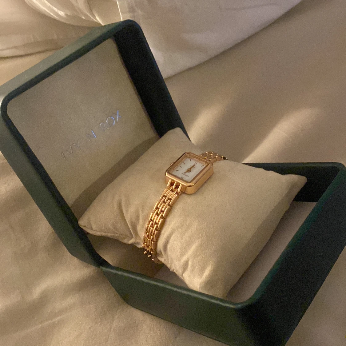 Guldfärgad klocka från Ivy N Rox - 92