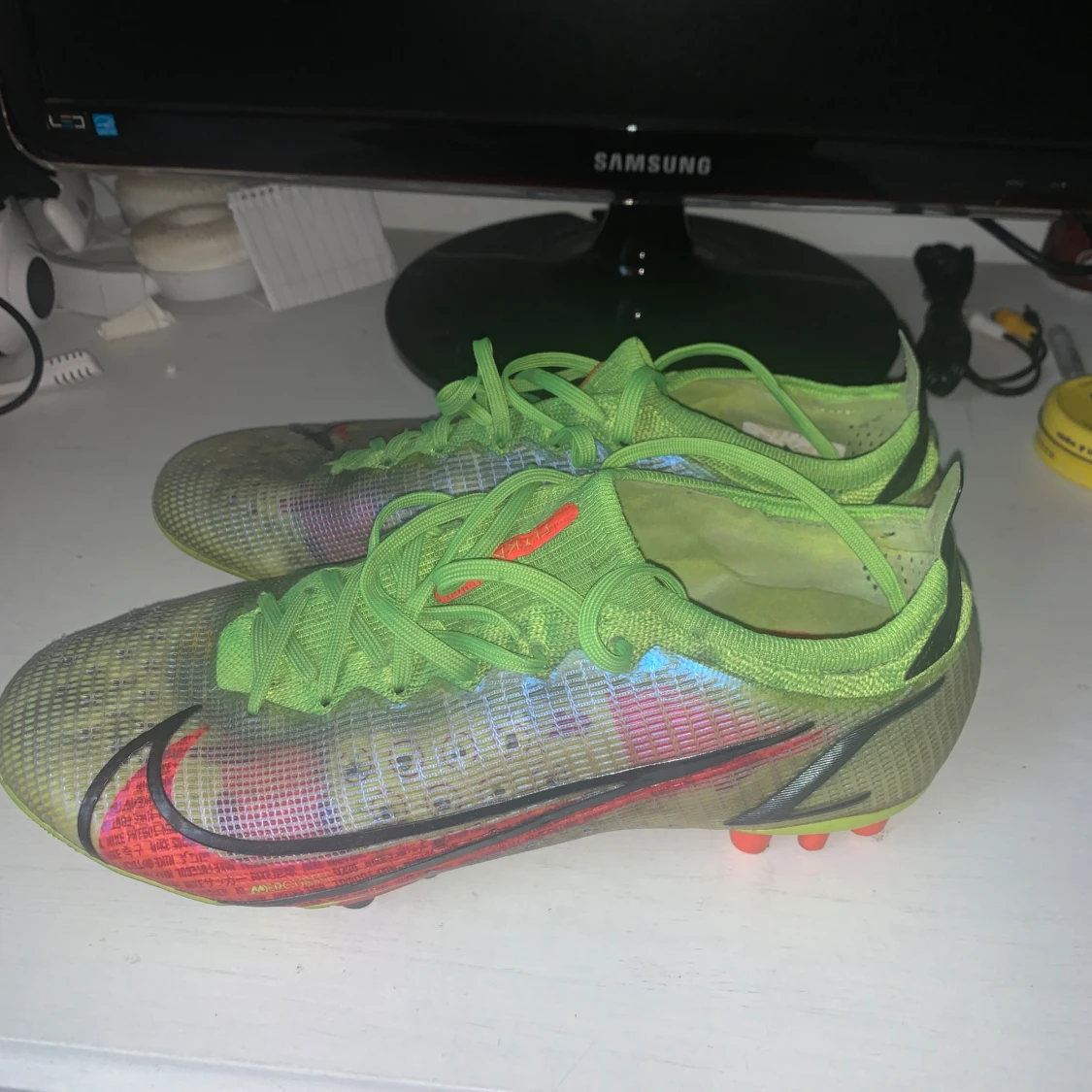 Nike fotbollsskor med grön snörning