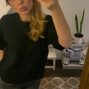 Stickad trekvartsärmad tröja - Säljer min mörkblåa stickade trekvartsärmad tröja. Super fin och är använd endast fåtal gånger. XS men skulle säga att den passar de flesta! Skriv för mer frågor, bilder etc