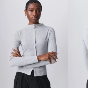 Grå tröja - Jättefin tunnare grå tröja med snygga knappar!🎀Aldrig använd och lapp kvar!🌟 Vid frågor är det bara att höra av sig💌