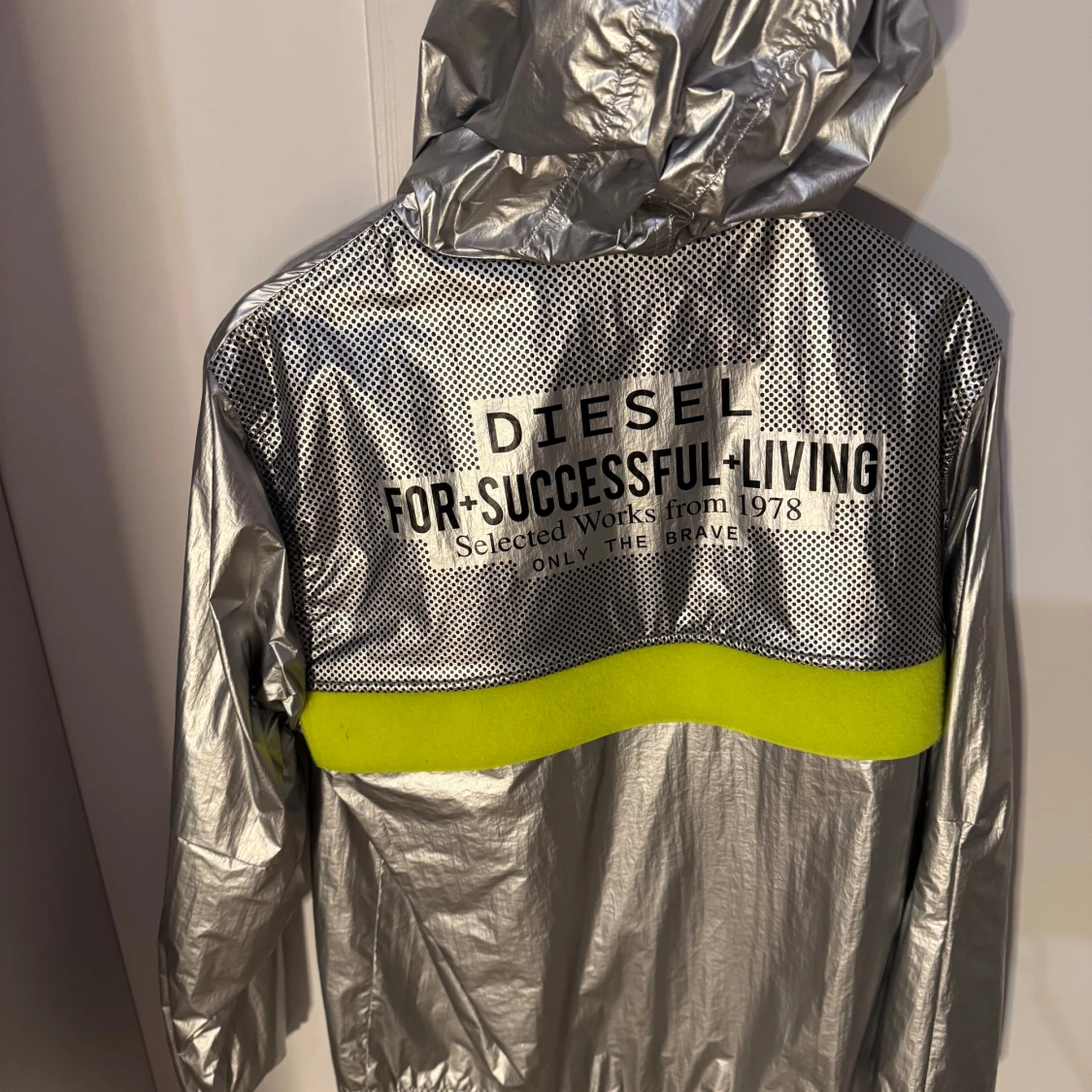 Silverfärgad vindjacka från Diesel - 90
