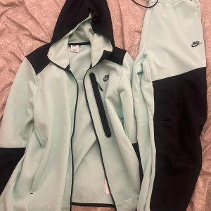 Nike tech  - Nike tech set, väldigt bra skick, 9/10, knappt använd. Priset nedan är för både tröjan och byxorna. Pris kan diskuteras 