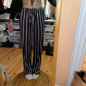 Randiga pyjamasbyxor - Från Gina strl S