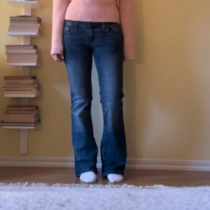 Blå bootcut jeans - Super snygga, mörkblå, bootcut jeans som är lågmidjade o har en jätte cool fickdesign. Midja tvärs över: 37,5cm Innerbenslängd: 80cm