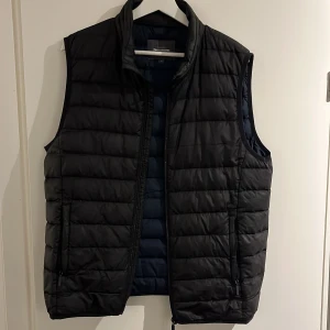 Svart väst från dressman  - Väst från dressman. 