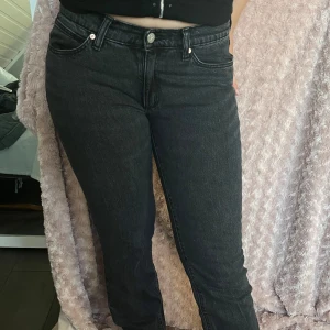 A brand jeans med låg midja  - Snygga svarta jeans med låg midja. De har modellen A’99 Low Straight Leg. Passar till både vardag och mer uppklädda tillfällen. Nypris 1000 kr