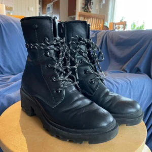 Svarta kängor  - Snygga klackade svarta kängor med en robust sula, perfekt för höst och vinter❄️ Lite glapp kring skon, som visas på bild, men annars i väldigt bra skick! 🖤 Super bekväma att gå i!  Jag har plick köp avstängt då jag postar annonser på Vinted också, men skriv om du vill köpa så slår jag på! 