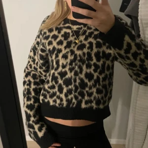 Leopard tröja - Snygg tröja köpt här på Plick. Inte riktigt min stil så därför säljer jag vidare🫶🏼Lite små nopprig längst fram vid ärmarn men inget man märker🫶🏼Kolla gärna mina andra annonser, vill bli av med så mycket som möjligt!!