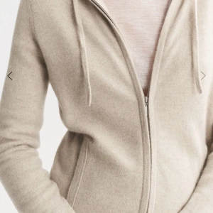 Beige hoodie i kashmir - Säljer min beiga soft goat zip hoddie som är i mycket bra skick! Denna säljs för väldigt dyrt här på Plick så lägger ut den för ett bra pris då jag vill få sålt❤️Passa på!!!!