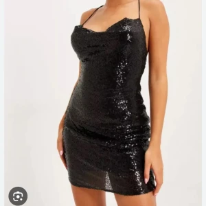 Glitter klänning - Från nelly köpt för 2 år sen med prislapp kvar tror nypris var 599 . Super snygg nu t nyår 36/38 Har i både svart o guld