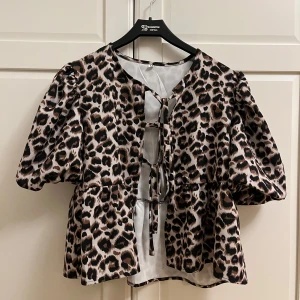 Leopard tröja - Använd ett fåtal gånger, skriv om ni vill ha fler bilder ❤️