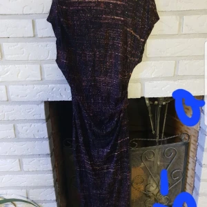 Mörk klänning med korta ärmar - Elegant mörk klänning med korta ärmar och ett subtilt mönster. Strl 36/38