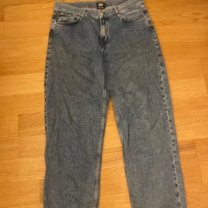 Sweet SKTBS från junkyard - Säljer ett par klassiska blå jeans från Sweet SKTBS. De har en rak passform och är tillverkade i slitstarkt denim. Perfekta för en avslappnad stil. Original pris -699