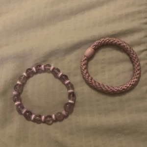 Två armband i lila - Säljer dessa två jättefina matchande armband i lila. Perfekta för att ge en färgklick till din outfit.Hoppas nån skulle vara intresserad🫶🏼kknekkin är tyvärr inte äkta. Pris kan diskuteras 