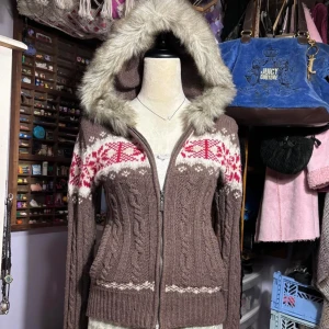 2000s aeropostale knit fur zip up - ✰*฿✩‧₊˚ läs gärna köpvillkoren &  beskrivningen innan - FAST PRIS  fur hoodie från aeropostale i mycket gott skick! inga märkbara defekter alls, men köpt second hand så kan finnas nåt jag missat. nästintill perfekt skick, skickar inga bilder på. passar mig som S, men kan skicka mått. skriv vid frågor!  #y2k #2000s #90s #bebe #edhardy #juicycouture #missme #truereligion #sinful #playboy #affliction #jeans #lowrise #vintage #streetwear #hardrockcafe #crazyage #rockrevival #victoriasecret #playboy 