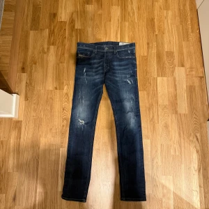 Mörkblå diesel jeans slim fit  - Mina mörkblå diesel jeans med slittningar, bra skick och dom är köpta på plick.