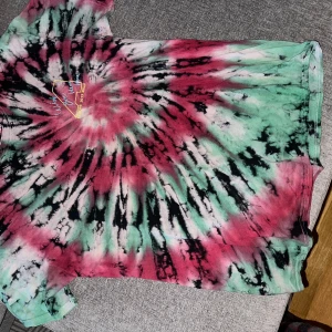 Travis Scott T-Shirt Tie Die - Travis scott merch 'Wish you were here' 'Europe 2019 World'.  Helt oanvänd sen köpt