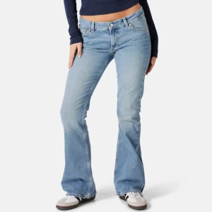 Ljusblå bootcut jeans från Junkyard - Snygga ljusblå bootcut jeans från Junkyard med låg midja. Storlek S. Använda några få gånger och de är i väldigt fint skick. Skriv för fler bilder. Säljer ett par i svart också🫶 Nypris: 599