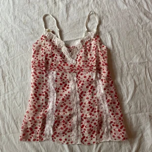 Vintage topp - Ny med lapp kvar! Storlek står som L, passar m med💗den är i mesh material så är lite genomskinlig, har inga andra bilder!