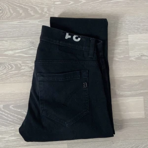 Dondup George - Tja! Säljer ett par Dondup George jeans i fint skick. Storlek W31. Midja 38cm, längd 100cm. Hör av dig vid frågor eller funderingar!