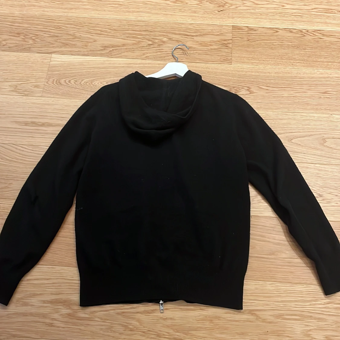 Svart kashmir hoodie från Soft Goat