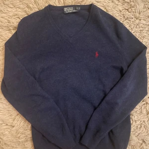 Ralph Lauren merinoull Sweatshirt - Säljer den här riktigt snygga Sweatshirten från Ralph Lauren I 100% merinoull. Inga defekter eller skavanker utan är i toppskick.     Pris går såklart att diskutera vid snabb affär. 