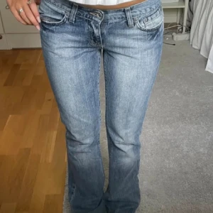 Blå bootcut jeans - Snygga blå bootcut jeans köpta här på Plick💕Sparsamt använda så därför i väldigt bra skick. Nypris 700kr.                                                       Midja:36 Innerbenslängd:83💕