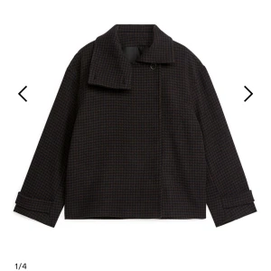 Brun rutig kappa med hög krage - Snygg brun/marinblå rutig kort kappa med hög krage och knappar framtill. Vida ärmar, ullblandning! Använd en säsong, två knappar hänger lite löst, men går att sy fastare! Och syns inte när den är knäppt!