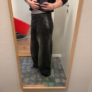 Svarta baggy jeans - Svarta/vit stainade baggy jeans. Köpta på vinted men är i bra skick förutom längst ner på benen (se bilder). Säljer då jag inte använder dom:) Skriv vid frågor. Kan mötas upp i stockholm (klicka INTE på köp direkt isf, skriv privat)!