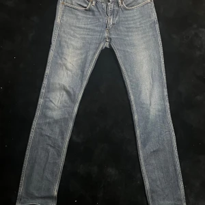 Acne Studios jeans blå - Hej! Jag säljer nu dessa mörk blåa jeans från acne. De är slim fit i storlek 31/32 och är i väldigt bra skick. 