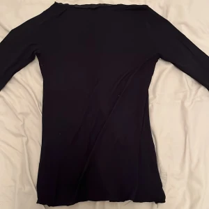 Svart långärmad topp - Snygg svart långärmad topp i mjukt material. Passar bra till både jeans och kjol.