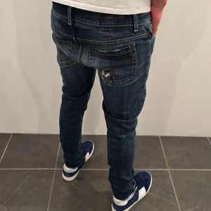 Dondup Jeans George  - Dondup Jeans George! Trendigaste jeansen på marknaden.  Skick= 9,5/10 Ny pris= 4000 kr Säljs för= 849 kr (modellen är destroyed från fabrik vilket är väldigt populärt)