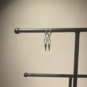 Double spike silver  - Finns i både guld och silver. Rostfritt stål  tryck gärna på köp nu. ❤️ pris går att diskutera vid snabb affär