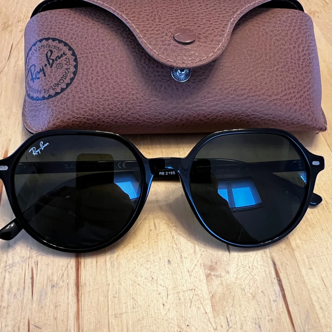 Svarta solglasögon från Ray-Ban